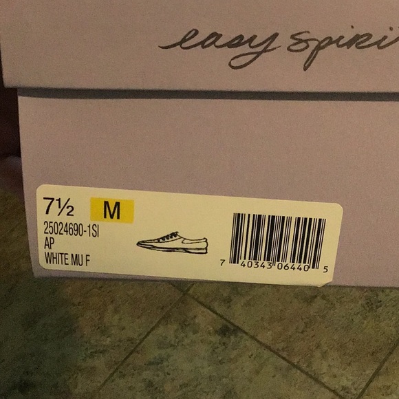 Easy Spirit NWT Off-White/Black polka-dot 7.5 M. - Picture 3 of 3